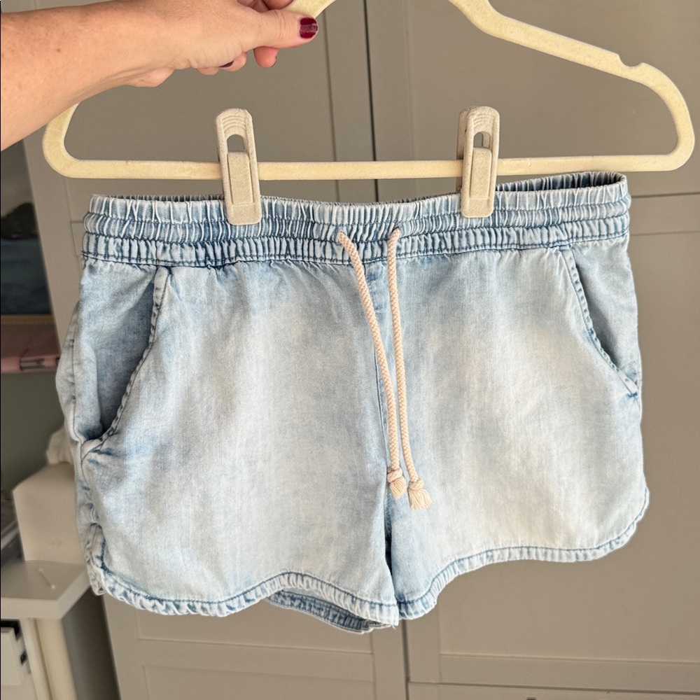 Aerie Light Wash denim/cotton Shorts. size small